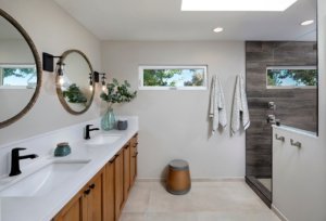 A neutral, contemporary bathroom in San Jose