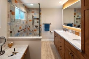 A Menlo Park bathroom shows that modern can still feel warm with thoughtful tiling and illumination.