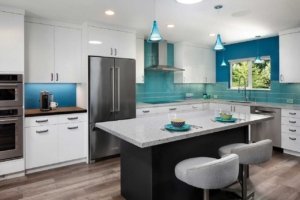 This contemporary San Jose kitchen doesn't shy away from color.